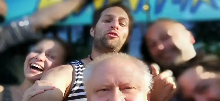 Zadowoleni klienci z Czech na spływie kajakowym Drawą w Starym Osiecznie