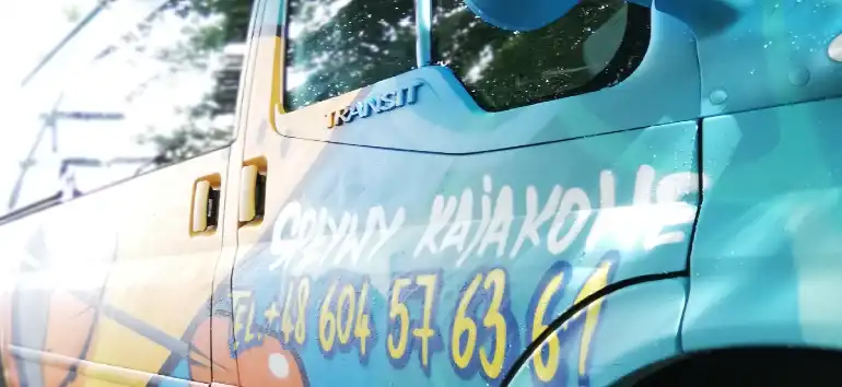 Pomalowany samochód Mrówki na rzekach - charakterystyczny pojazd rozpoznawalny w regionie